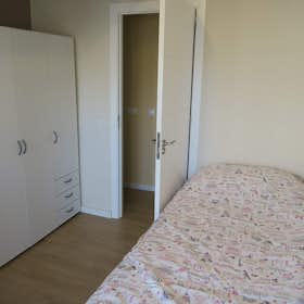 Private room for rent for €335 per month in Sevilla, Avenida Santa Cecilia