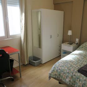 Private room for rent for €325 per month in Sevilla, Avenida Santa Cecilia