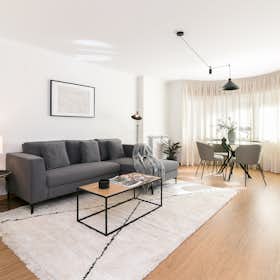 Apartment for rent for €2,450 per month in Lisbon, Rua Mário Castrim