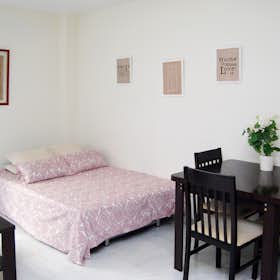 单间公寓 正在以 €1,800 的月租出租，其位于 Málaga, Calle Pérez Escrich