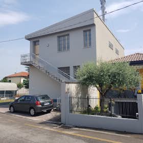 Monolocale for rent for 1.200 € per month in Pordenone, Via Borgo Casoni