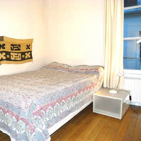 Apartment for rent for €1,700 per month in Paris, Rue de Condé