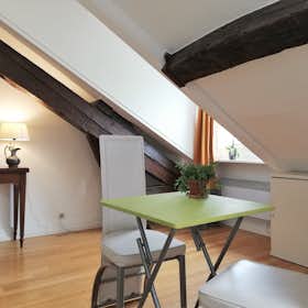 Studio for rent for €1,250 per month in Paris, Rue de l'Université