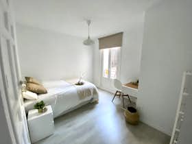 Private room for rent for €595 per month in Madrid, Calle de Toledo