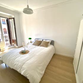 Private room for rent for €640 per month in Madrid, Calle de Toledo