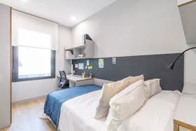 Apartment for rent for €880 per month in Sevilla, Calle Camilo José Cela