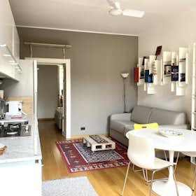 Apartment for rent for €2,400 per month in Milan, Via Pastrengo