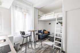 Studio for rent for €1,150 per month in Paris, Rue des Épinettes