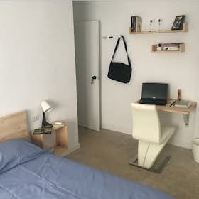 Отдельная комната сдается в аренду за 300 € в месяц в Salamanca, Calle Conde de Cabarrús