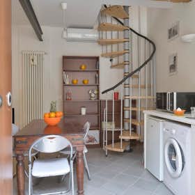 Apartment for rent for €1,430 per month in Bologna, Via Giuseppe Massarenti