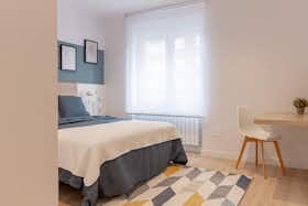 Appartement te huur voor € 2.000 per maand in Oviedo, Calle Bermúdez de Castro