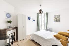 公寓 正在以 €2,600 的月租出租，其位于 Courbevoie, Avenue de la République