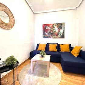 Apartment for rent for €1,260 per month in Madrid, Calle de Toledo