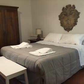 Apartment for rent for €3,000 per month in Florence, Via Sant'Antonino