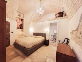Huis te huur voor € 1.800 per maand in Giovinazzo, Piazza Porto