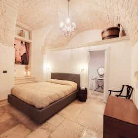 Дом сдается в аренду за 1 800 € в месяц в Giovinazzo, Piazza Porto