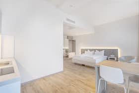 Apartment for rent for €1,750 per month in Munich, Clarita-Bernhard-Straße