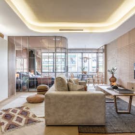 Apartment for rent for €2,818 per month in Madrid, Calle de Almagro