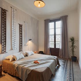 Apartment for rent for €3,237 per month in Barcelona, Carrer de Villarroel