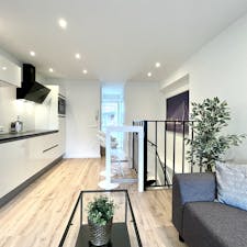 Apartment for rent for €1,750 per month in Rotterdam, Vrouw-Jannestraat