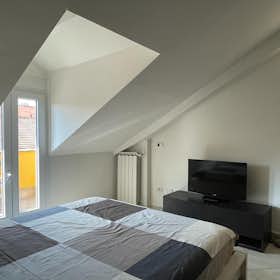 Apartment for rent for €1,800 per month in Milan, Via Ruggero Bonghi