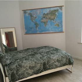 Appartement te huur voor € 1.250 per maand in Woluwe-Saint-Pierre, Rue Sombre