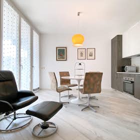 Apartment for rent for €2,550 per month in Bologna, Via Donato Creti