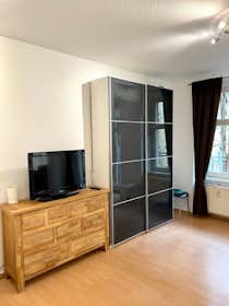 Studio for rent for €1,050 per month in Berlin, Dolziger Straße