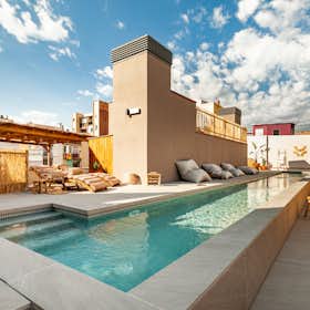Apartment for rent for €5,396 per month in Barcelona, Carrer de Josep Torres