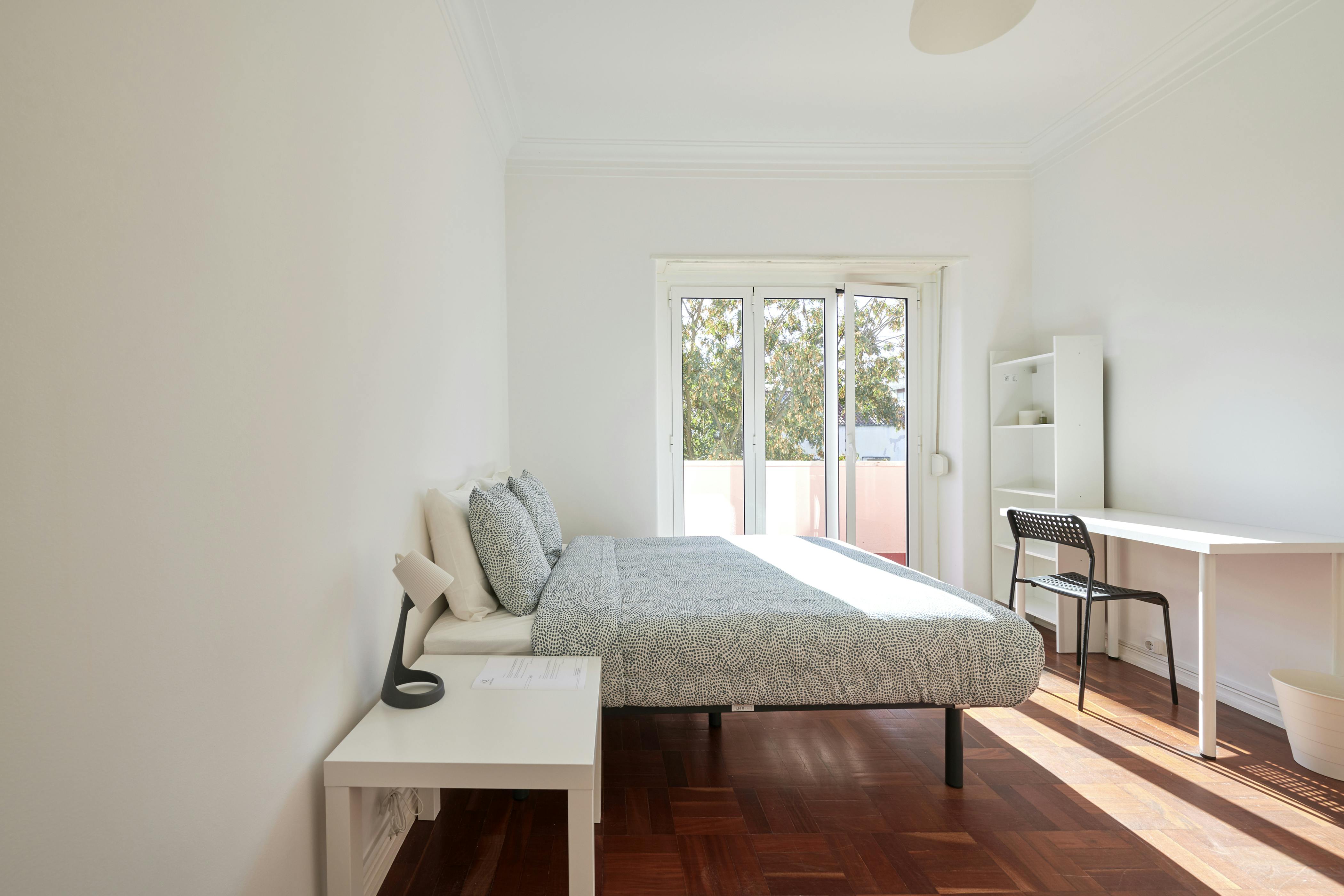 Private room for rent for €550 per month in Lisbon, Avenida Elias Garcia