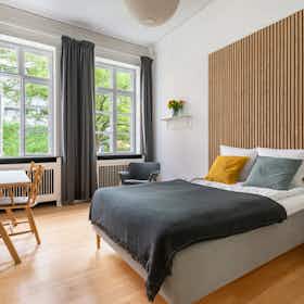 Private room for rent for €1,700 per month in Paris, Avenue Robert Schuman