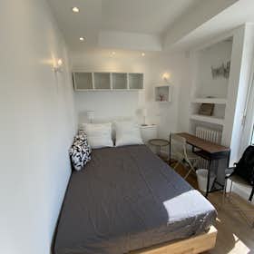 Studio for rent for €1,050 per month in Paris, Rue de Passy
