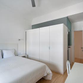 Private room for rent for €810 per month in Lisbon, Avenida Cinco de Outubro