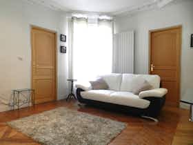 Apartment for rent for €2,009 per month in Paris, Rue de la Roquette