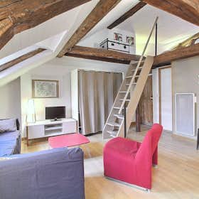 Studio for rent for €1,748 per month in Paris, Rue de Turenne
