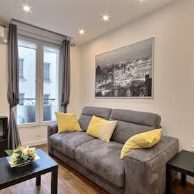 Apartment for rent for €2,734 per month in Paris, Rue Poissonnière