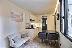 Apartment for rent for €1,505 per month in Paris, Rue Tholozé