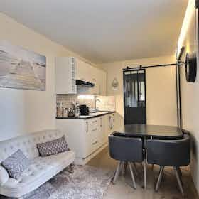 Apartment for rent for €1,505 per month in Paris, Rue Tholozé