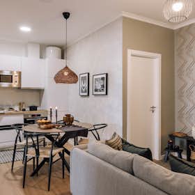 Apartment for rent for €2,758 per month in Lisbon, Rua de São José