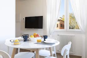 单间公寓 正在以 €1,800 的月租出租，其位于 Bologna, Via Giuseppe Massarenti