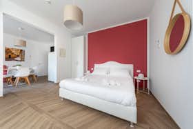 Apartment for rent for €1,700 per month in Bologna, Via Giuseppe Massarenti