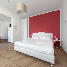 Appartement à louer pour 1 700 €/mois à Bologna, Via Giuseppe Massarenti
