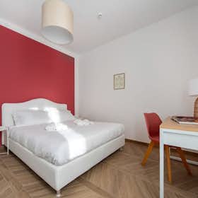 Apartment for rent for €1,800 per month in Bologna, Via Giuseppe Massarenti
