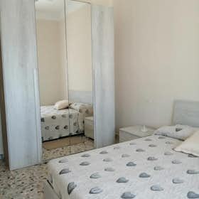 公寓 正在以 €1,000 的月租出租，其位于 Pulsano, Viale dei Mioperi