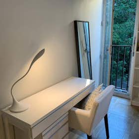 Private room for rent for €920 per month in Paris, Rue de la Faisanderie