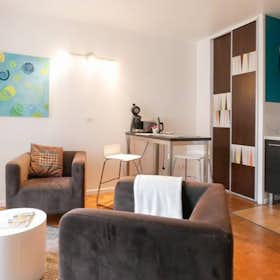 Studio for rent for €1,090 per month in Lyon, Rue Bonald