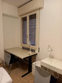 Mehrbettzimmer zu mieten für 370 € pro Monat in Bologna, Via Tommaso Salvini