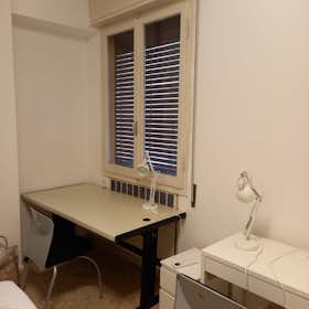 Shared room for rent for €370 per month in Bologna, Via Tommaso Salvini