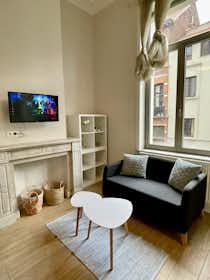 Appartement te huur voor € 1.100 per maand in Saint-Gilles, Rue Saint-Bernard