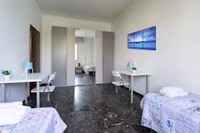 Shared room for rent for €400 per month in Bologna, Via Stalingrado